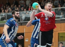 Die Budenheimer Abwehr machte es Kreisläufer Lukas Berkessel und dem TV Nieder-Olm bei der Hinrundenbegegnung schwer. Kleiner Vorteil für die Nieder-Olmer im Rückrundenderby am Freitag in Budenheim: Philipp Becker (l.) und Manuel Blezinger fehlen den Gastgebern.