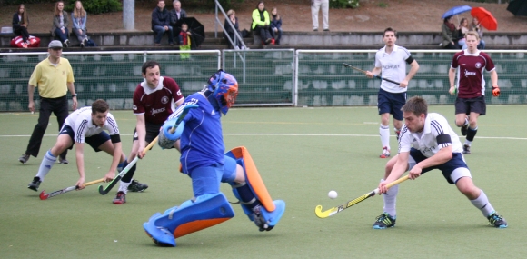 Erst in der zweiten Halbzeit kamen die Schottler (r. Simon Thür) einige Male gefährlich im Schusskreis an den Ball und verdienten sich damit den Anschlusstreffer, der aber zu spät fiel.