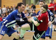 Wenn beim TV Nieder-Olm in der ersten Halbzeit etwas im Angriff lief, dann über die Kreisanspiele. Fabian Medler (r.) kann hier von Lukas Scheer (l.) nicht am Abschluss gehindert werden.