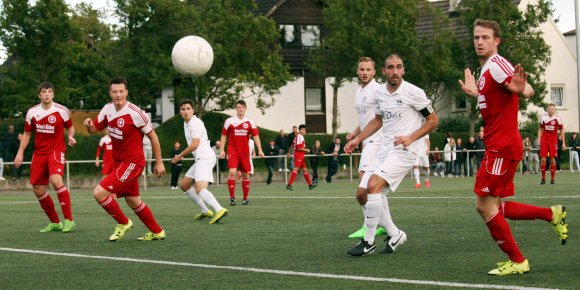 Alles staunt, wie der Ball ins Nichts fliegt: Beim Derby zwischen dem VfB Bodenheim und der SVW Mainz ging in der Hinrunde bei beiden Mannschaften vor den Toren nicht allzu viel. Die Gäste konnten mit dem 1:1 zweifellos besser leben.