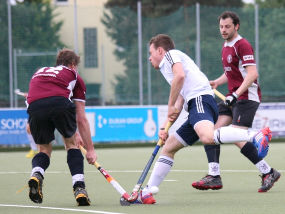 Wie hier bei Simon Jacob war der Ball meist so schnell wieder weg wie er erobert war. So kam in der ersten Halbzeit kaum ein Spiel nach vorne zustande.