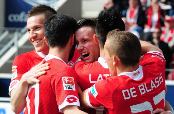 So jubelten sie nach dem 1:0 (v.l.): Gaetan Bussmann, Yunus Malli, Christian Clemens, Danny Latza, Pablo De Blasis.