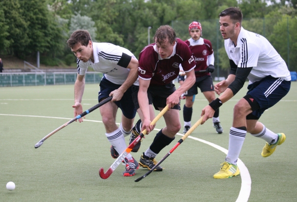 Maximilian Roth (r.) und der spätere Torschütze Florian Huber (l.) bearbeiten TSC-Verteidiger Fritz Grospietsch.