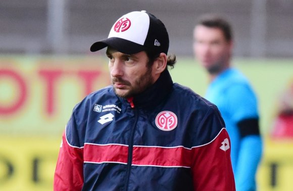 Immer wenn Sandro Schwarz dachte, seine Mannschaft sei wieder im Spiel, fiel das nächste Gegentor.