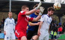 In dieser Szene klären Schott-Keeper Alexander Motz und Kapitän Marco Senftleben. Beim Freistoß zum 1:2 gelang dies nicht.