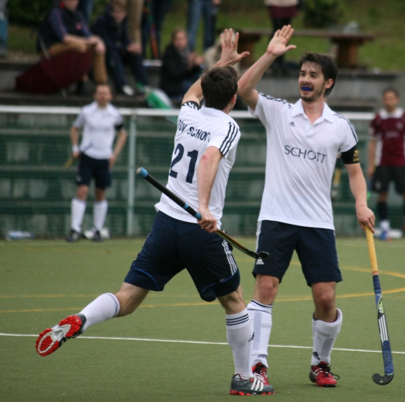 Den Konter zum entscheidenden 0:3 gönnte der TSV den Darmstädtern in der zweiten Halbzeit nicht, dafür gelang sechs Minuten vor dem Ende Florian Huber (l.) der Anschlusstreffer zum 1:2.