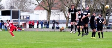 Da sah es noch gut aus für die Weisenauer: Adem Kaya verwandelt einen Freistoß aus zentraler Position über die Bodenheimer Mauer hinweg zur 1:0-Führung
