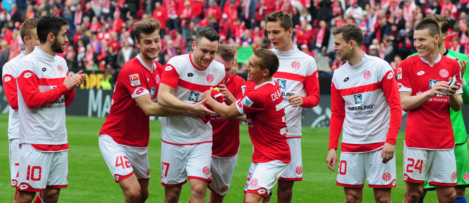 …die die Doppeltorschützen Christian Clemens und Pablo De Blasis – gerade auf dem Weg zum Zaun – angestimmt hatten.