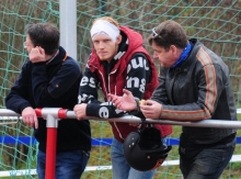 Von Ohr zu Ohr reicht der Schnitt, den die Operateure bei Patrick Manthe, hier mit Vater Andreas (r.) und den ehemaligen Schott-Kotrainer Benno Graci, vornehmen mussten.