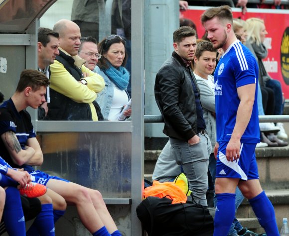 Nach 30 Minuten war das Spiel gegen den FSV Jägersburg für Jan Itjeshorst (r.) beendet. Die Verletzung, die ihn vom Feld zwang, entpuppte sich als Mittelfußbruch.