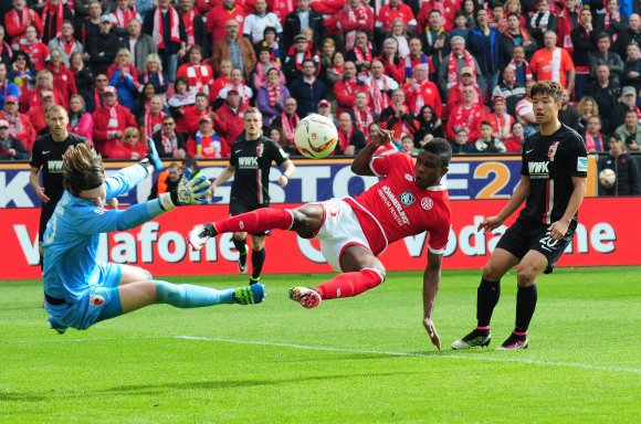 Voll reinhauen wollen sich Jhon Cordoba (hier beim 4:2-Sieg gegen den FC Augsburg) und der FSV Mainz 05 am Samstag beim VfL Wolfsburg, um ihre Position im Kampf um die internationalen Plätze zu wahren.