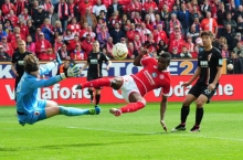 Voll reinhauen wollen sich Jhon Cordoba (hier beim 4:2-Sieg gegen den FC Augsburg) und der FSV Mainz 05 am Samstag beim VfL Wolfsburg, um ihre Position im Kampf um die internationalen Plätze zu wahren.