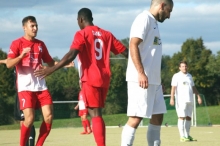 Die TSG Hechtsheim um Ivan Idzan und Doppeltorschütze Davin Dzaka (v.l.) waren beim Derby auf eigenem Platz gegen den VfB Bodenheim trotz eines Rückstands am Ende ein klarer und verdienter 3:1-Sieger über Alan Ates (r.) und seine Mannen.