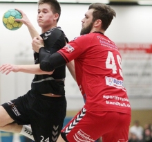 Im Abwehrzentrum fehlte Philipp Becker (r.) zuletzt bei den Spielen der Sportfreunde Budenheim. Bei seinem ersten Einsatz seit Wochen zeigte er sofort wieder seinen Wert für die Defensivarbeit seiner Mannschaft.