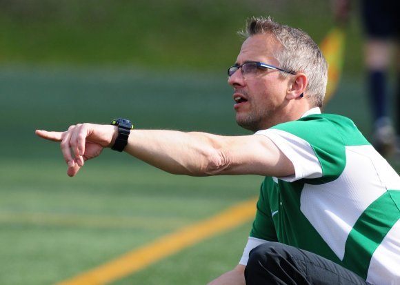 Rund 20 Jahre ist Guido Ritz im Verein aktiv, seit sechs Spielzeiten war er als Trainer der Ersten Mannschaft am Aufstieg der TuS von den Niederungen der Kreisliga in die Landesliga entscheidend beteiligt. Doch nun möchte der Verein einen neuen Weg gehen und beendet die Zusammenarbeit mit dem 51-Jährigen zum Saisonende.
