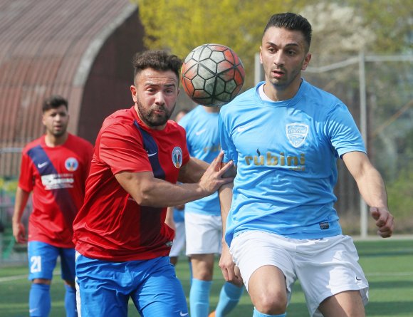Unerwartet gut schlug sich die stark ersatzgeschwäche Elf von Fiam Italia (l. Duilio Turini) gegen den SV Italclub (r. Abdel Ali Zaabouti).