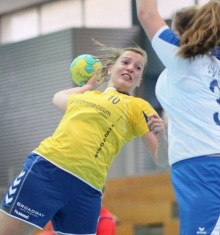 Wieder zweistellig unterlegen: Für die SG Bretzenheim III (am Ball Martina Grau) war die Aufgabe, bei Tabellenführer TG Osthofen in die Meisterschaftsentscheidung einzugreifen, ein wenig zu groß.