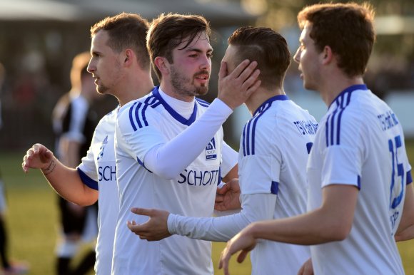 Da war der Bann gebrochen: Edis Sinanovic (2.v.r.) hat soeben das 1:0 erzielt. Kapitän Marco Senftleben gratuliert.