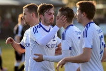 Da war der Bann gebrochen: Edis Sinanovic (2.v.r.) hat soeben das 1:0 erzielt. Kapitän Marco Senftleben gratuliert.