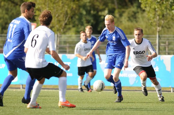Auf Schott-Stürmer Nils Fischer (am Ball) wollen die Horchheimer ein besonderes Augenmerk haben.