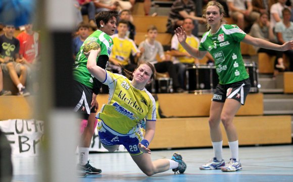 Beim jüngsten Heimspiel gegen den TV Beyeröhde trafen sich die SG Bretzenheim (beim Wurf: Michelle Chwalek) und die Wuppertaler noch in der Dritten Liga West und der Tabellenführer schaffte durch das 30:35 die Vorentscheidung um den Aufstieg. Die Gastgeber folgten ein Jahr später nach.