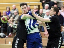 Timo Borsch schaut auf diesem Bild vom jüngsten Heimspiel gegen den TuS Dansenberg reichlich traurig drein, weil ihn die Gäste erfolgreich am Abschluss hindern. Die Kaiserslauterer sind nun wieder zu Gast in der Waldsporthalle.