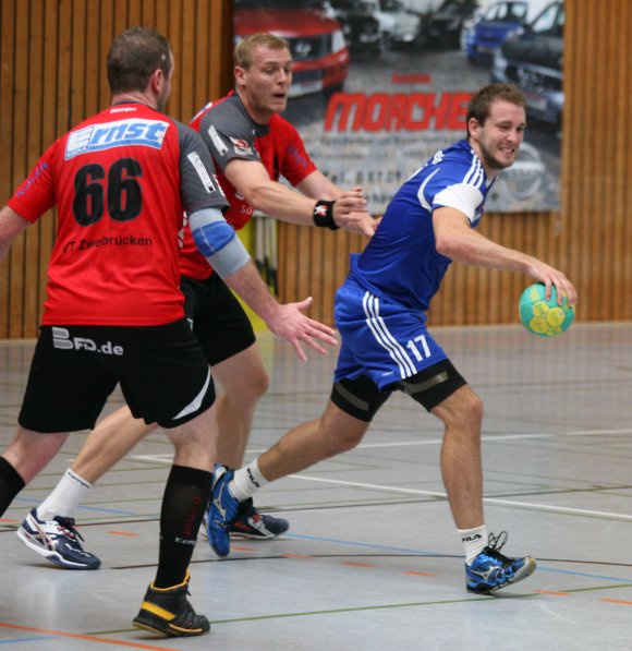 Ein wichtiger Erfolg gegen einen heißen Titelkandidaten gelang dem TV Nieder-Olm (am Ball Christian Gettert) am Beginn der vorigen Runde durch das klare 35:29 über den VTZ Saarpfalz. Diesmal wäre den Nieder-Olmern schon ein ganz knapper Sieg recht.