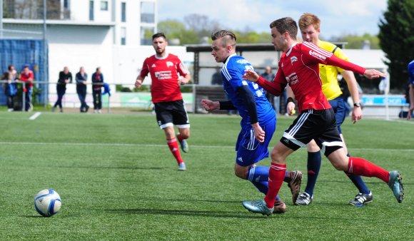 Im Pokal-Halbdinale am Mittwoch hatte Edis Sinanovic (M.) als erster getroffen. Gegen Röchling Völklingen traf er als einziger.