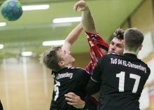 Attackiert von den Dansenbergern Maximilian Hartz und Luca Munzinger, gelingt es Philipp Becker dennoch, den Wurf abzusetzen. Aus dem Rückraum  ging für die Sportfreunde in diesem Spiel immer etwas.