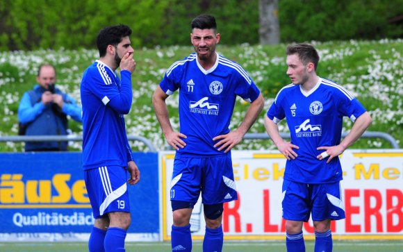Der Eindruck täuscht: Stefano Pennella, Arif Güclü und Maxim Bujnov beklagen in dieser Szene keinen Gegentreffer, sondern beratschlagen über die Ausführung eines Freistoßes...