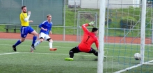 Robin Rauscher (M.) hatte eine der größten Horchheimer Chancen vor der Pause, brachte den Ball auch an Schott-Torwart Marco Günther vorbei... 