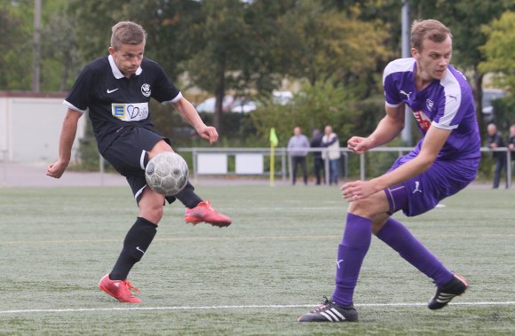 Nach einer längeren Druckphase der Wormatia II zu Beginn des Spiels befreite der VfB Bodenheim sich immer mehr und kam durch einen Treffer von Manuel Wein (l.) gar zur Führung.