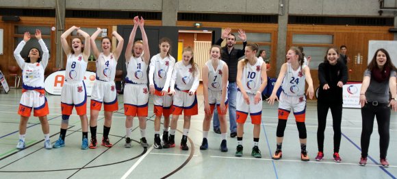 Da kann man auch mal die Welle machen: Mit dem 79:70 gegen die DJK/MJC Trier sicherten sich die ASC-Jugendlichen die Teilnahme an der Vorrunde zum DBB-Pokal.