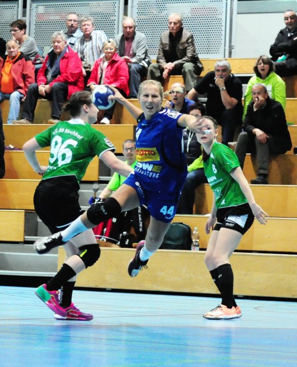 Kurz vor der schweren Verletzung: Lara Leuckefeld im zweiten und für sie letzten Zweitligaspiel gegen die SG 09 Kirchhof. In der kommenden Drittligasaison will sie nach Abheilung ihres neuerlichen Kreuzbandrisses wieder angreifen.