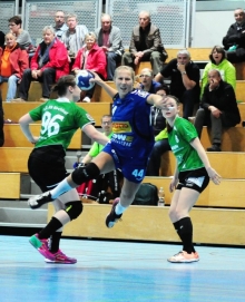 Kurz vor der schweren Verletzung: Lara Leuckefeld im zweiten und für sie letzten Zweitligaspiel gegen die SG 09 Kirchhof. In der kommenden Drittligasaison will sie nach Abheilung ihres neuerlichen Kreuzbandrisses wieder angreifen.