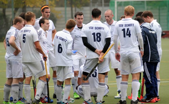 Auszeit im bisher einzigen Feldrundenheimspiel gegen den Hanauer THC: In den zweiten Teil der Saison geht der Absteiger mit einem deutlich verbreiterten Kader, zu dem auch fünf eigene Nachwuchsspieler zählen.