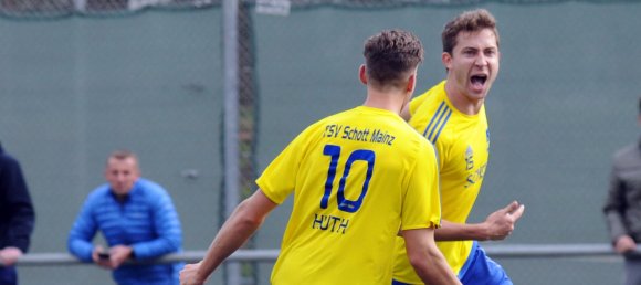 Nicklas Schlosser, hier beim Jubel nach seinem Ausgleich im Hinrundenspiel gegen den FC Karbach, darf am Samstag wieder spielen. Patrick Huth ist noch gesperrt.