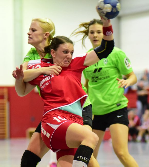 Auch, wenn Claudia Schückler sich hier in ihrer Bewegungsfreiheit stark eingeschränkt sieht, hatte es ihre Mannschaft im Heimspiel gegen Werder Bremen unerwartet einfach, sich die Punkte zum gelungenen Heimdebüt von Trainer Thomas Zeitz zu sichern.