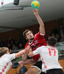 Hart umkämpft war das Hinrundenspiel gegen den HV Vallendar, das Roman Kraus und der TV Nieder-Olm in eigener Halle gerade so mit 24:23 für sich entschieden. Genauso, wie der TVN seine Heimpartien gegen die Rheinländer üblicherweise gewinnt, verliert die Mannschaft in Vallendar regelmäßig. Dieses Muster gilt es am Samstagabend zu durchbrechen.