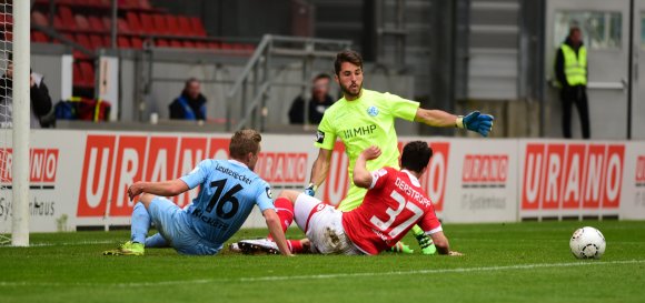 In dieser Szene hätte Julian Derstroff mit etwas mehr Entschlossenheit einen Pfostenabpraller zum 1:1 verwerten können. Kickers-Verteidiger Fabio Leutenecker reagierte aber schneller.