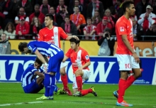 Joo-Ho Park (Mitte) holte nach einer Stunde Spielzeit den Elfmeter heraus, Maxim Chopuo-Moting (r.) holte sich den Ball.