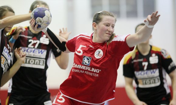 Janka Bauer durfte in Bremen zeitweise in der Rückraummitte spielen und mit ihrer Dynamik Anläufe auf die Bremer Deckung starten.