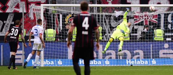 Da kann sich Loris Karius noch so strecken: An den von Stefan Bell abgefälschten Ball kommt der Torhüter nicht mehr heran.