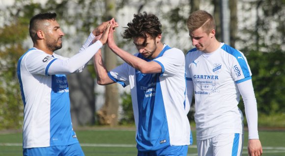Jetzt durfte er gehen: Kamil Hadri (r.) ließ sich von Mohamed Jamali noch zum 4:0 gratulieren, dann folgte die geplante Auswechslung.