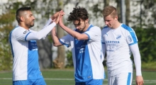 Jetzt durfte er gehen: Kamil Hadri (r.) ließ sich von Mohamed Jamali noch zum 4:0 gratulieren, dann folgte die geplante Auswechslung.