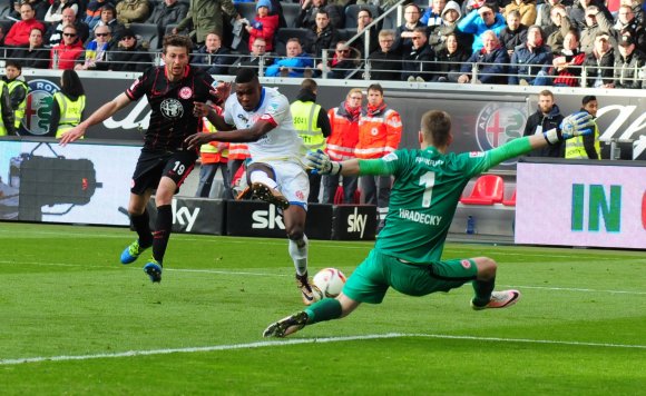 Wenige Minuten vor dem 1:2 hatte Jhon Cordoba bei seinem einzigen Abschluss die Mainzer Führung auf dem Fuß, scheiterte aber an Lukas Hradecky.