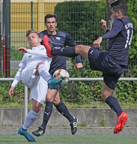 Voller Einsatz: Manuel Wein (l.) und der Speyrer Sanel Catovic gehen mit den Füßen voraus in den Zweikampf. Der VfB Bodenheim setzte dem Tabellenführer genügend entgegen, um sich einen Punkt gegen den kommenden Meister zu sichern.
