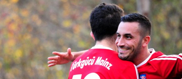 Gökhan Demirci (l.) beteiligte sich mit drei Toren, Ümit Damar mit dem Treffer zum 2:0 am Sieg in Wackernheim, mit dem Türkgücü Mainz sich am fünftletzten Spieltag der A-Klasse zum Meister kürte.