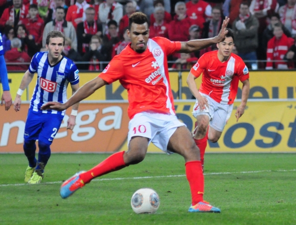 Den Strafstoß schoss Maxim Choupo-Moring platziert ins linke Eck zum 1:1.