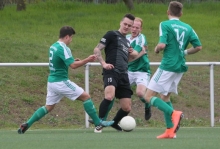 Vorausgesetzt, Marco Streker (2.v.l.) bleibt Fortuna Mombach erhalten, werden ihn Maurice Fischer (l.) und Jonathan Trost (2.v.r.) künftig höchstens noch im Training in die Zange nehmen.